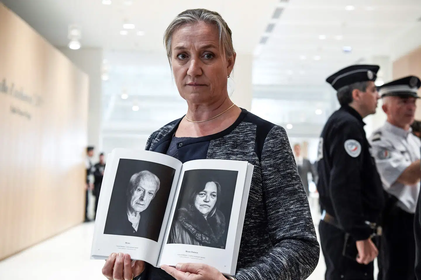 Den franske lungespecialist Irene Frachon har været kraftigt medvirkende til at få bragt sagen om Mediator frem i lyset. Her ses hun med en bog med billeder af Mediator-ofre (Arkivfoto). Bertrand Guay/Ritzau Scanpix