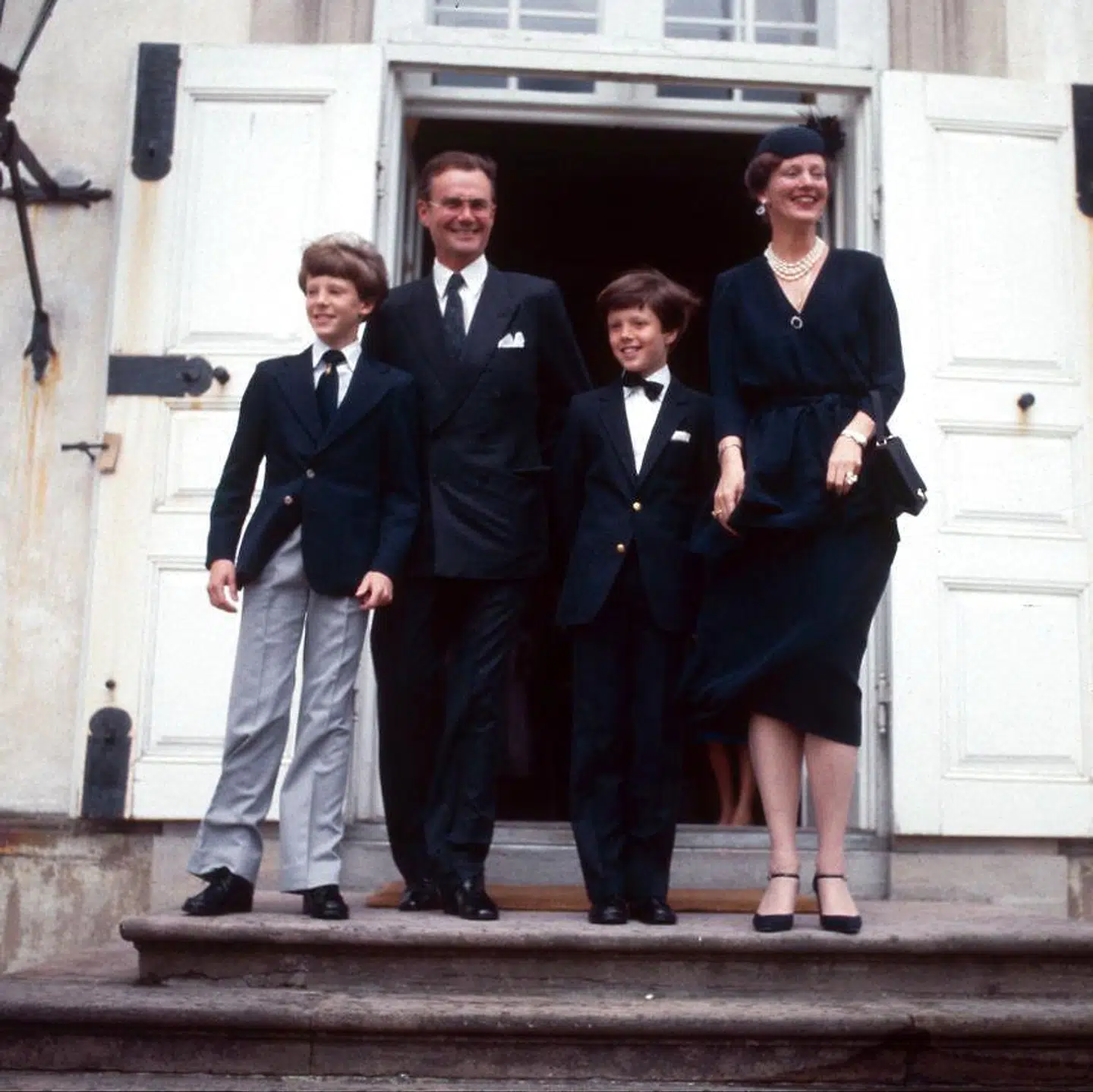 Regentfamilien samlet foran Fredensborg Slot ved kronprins Frederiks konfirmation for 40 år siden.