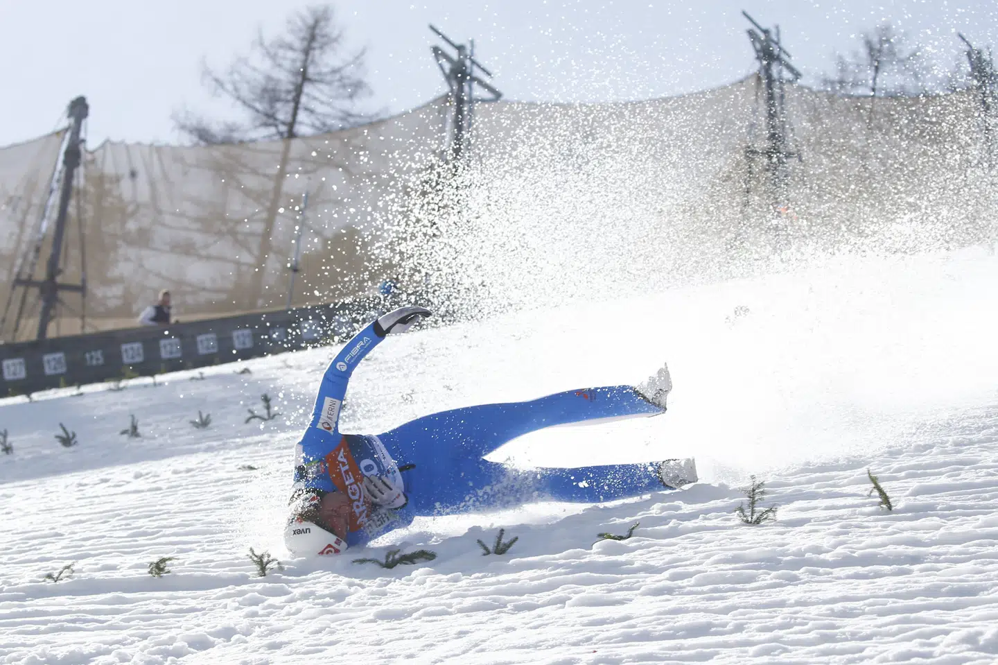 Skihopperen Daniel-André Tande styrtede voldsomt under en træning i torsdags. Nu er han vågnet fra koma. Srdjan Zivulovic/Reuters