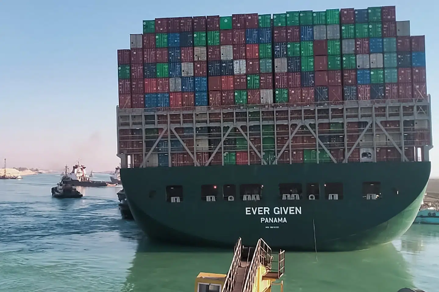 Billedet her viser mandagens bjærgningsarbejde i Suezkanalen, hvor skibet Ever Given har blokeret trafik i knap en uge. -/Ritzau Scanpix