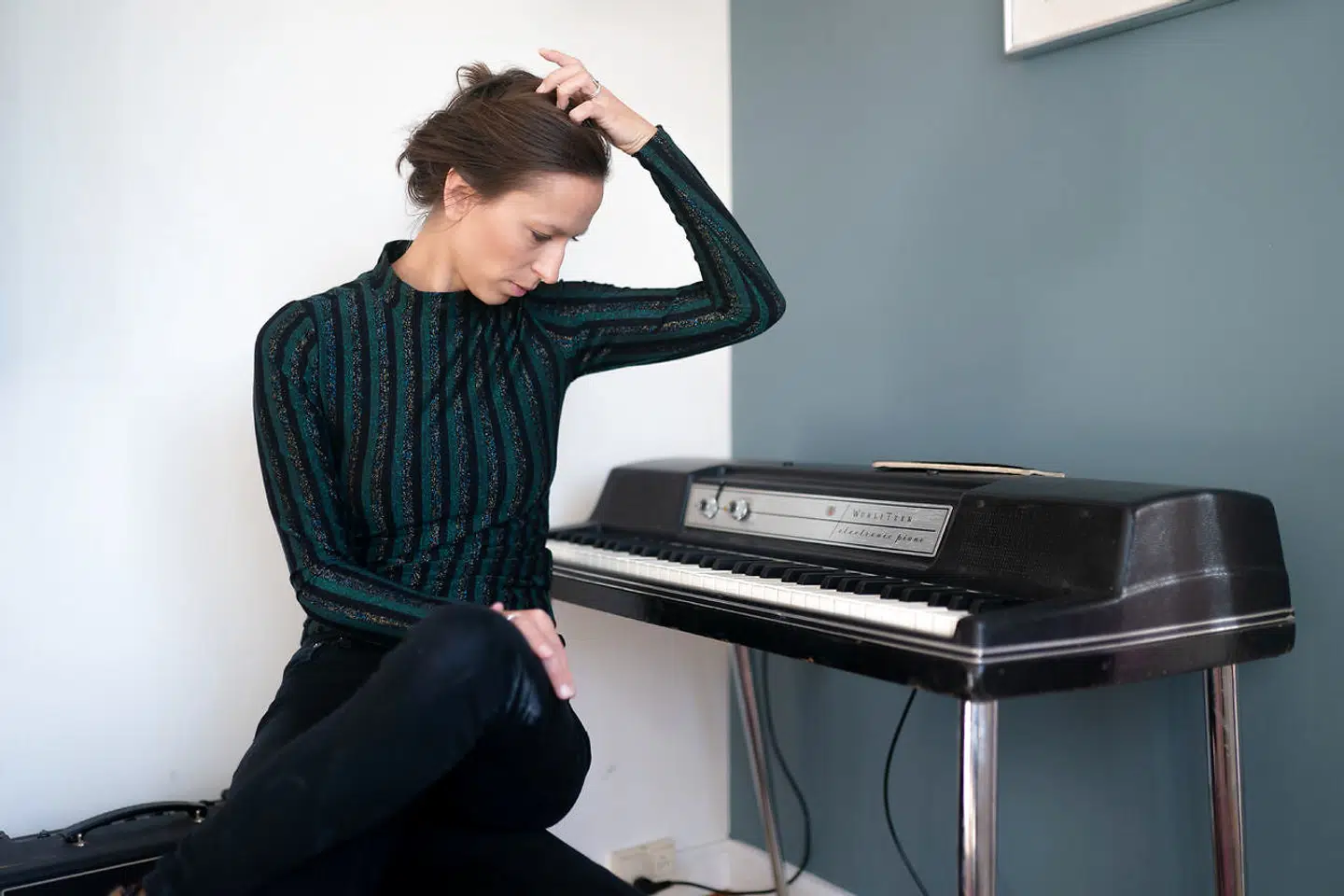 Mathilde Falch tænker på en ny sang.