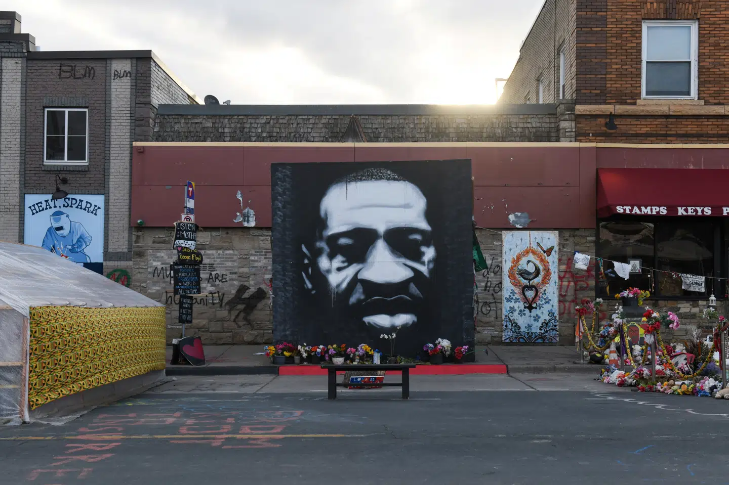 George Floyd, en 46-årig, sort mand, mister livet 25. maj 2020 efter en anholdelse på gaden i Minneapolis i delstaten Minnesota, hvor en hvid politibetjent presser sit knæ mod hans hals i næsten ni minutter. (Arkivfoto) Nicholas Pfosi/Reuters