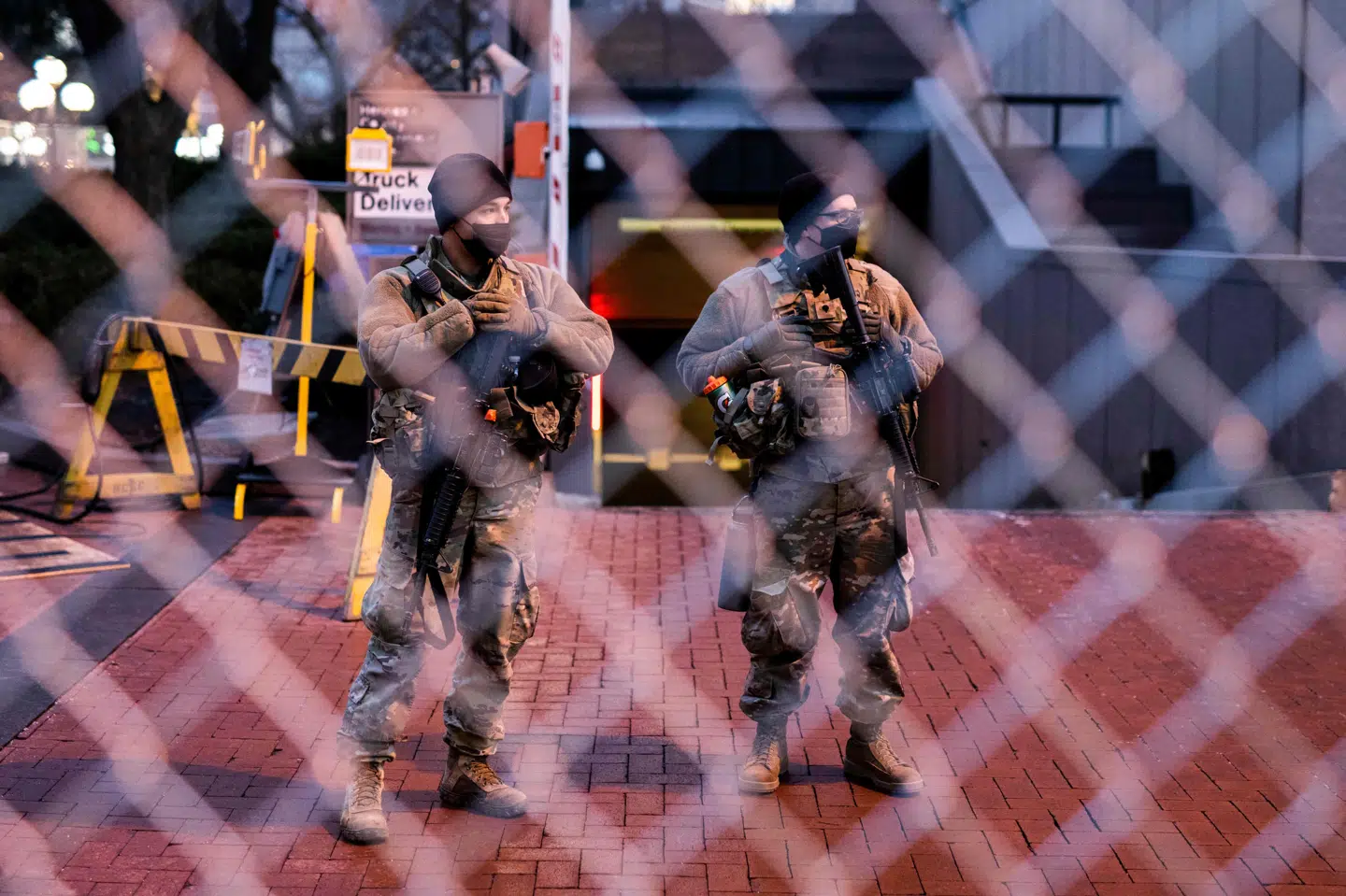 Militær er placeret foran Hennepin County Government Center i Minneapolis i delstaten Minnesota, hvor retssagen mod betjenten Derek Chauvin begynder mandag. Den ventes at vare en måned. Stephen Maturen/Ritzau Scanpix