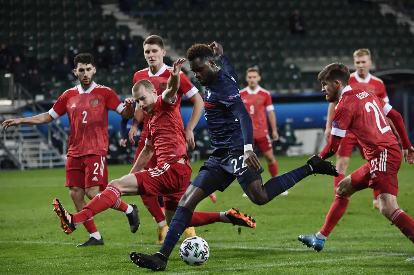 Angriberen Odsonne Edouard (i blåt) scorede et af målene for Frankrig, som vandt 2-0 over Rusland ved U21-EM. Attila Kisbenedek/Ritzau Scanpix