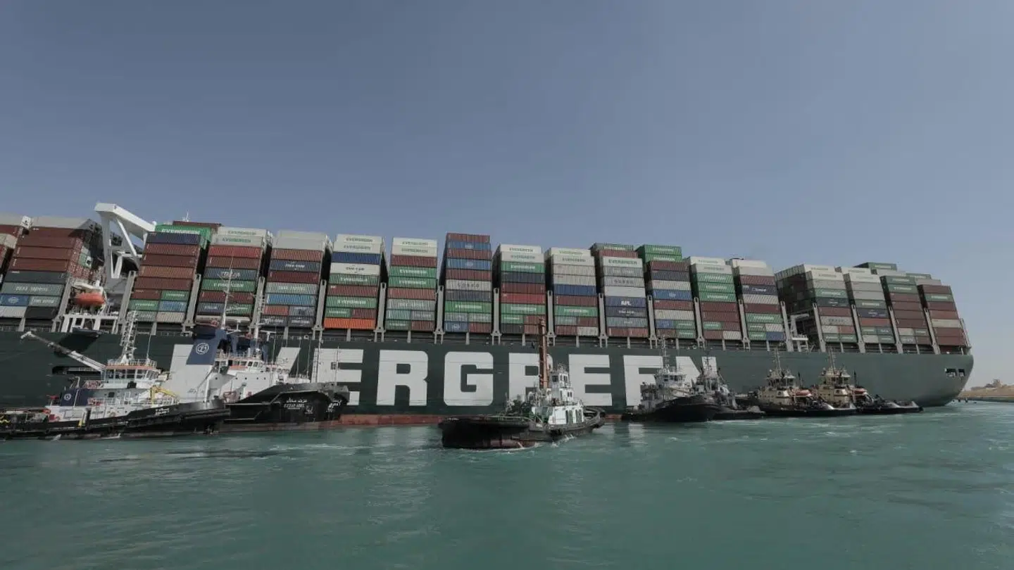 Der kan være omkring 20.000 containere ombord på Ever Given. Foto: Scanpix