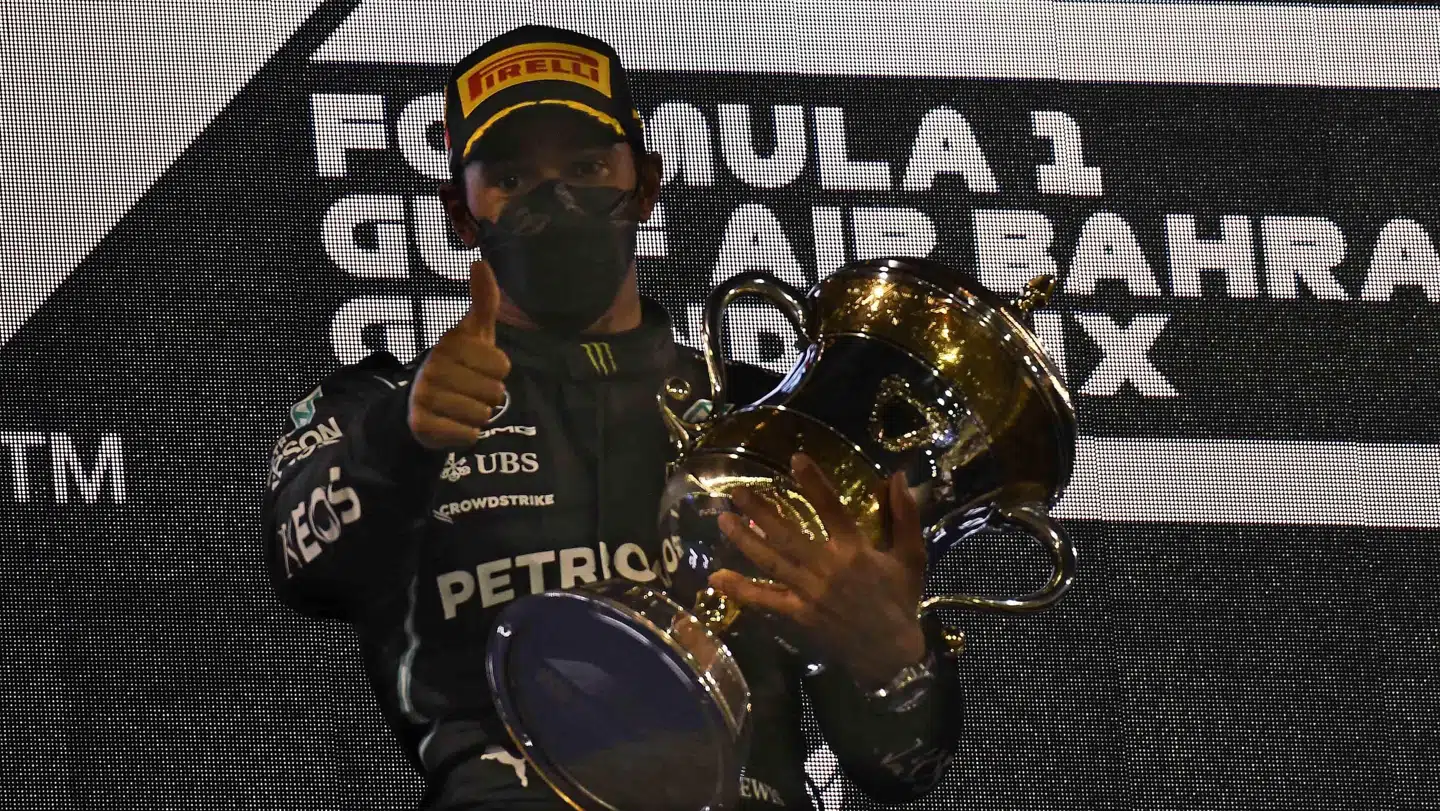 Lewis Hamilton vandt Bahrains Grand Pris efter en tæt kamp med Max Verstappen.