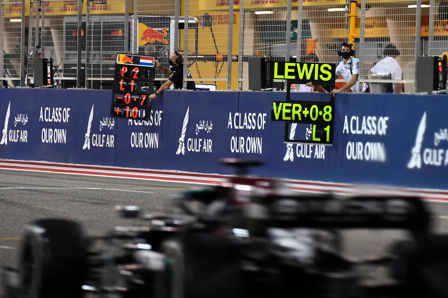 Med en omgang tilbage får Lewis Hamilton (billedet) og Max Verstappen informationer fra deres mekanikere i pitten.