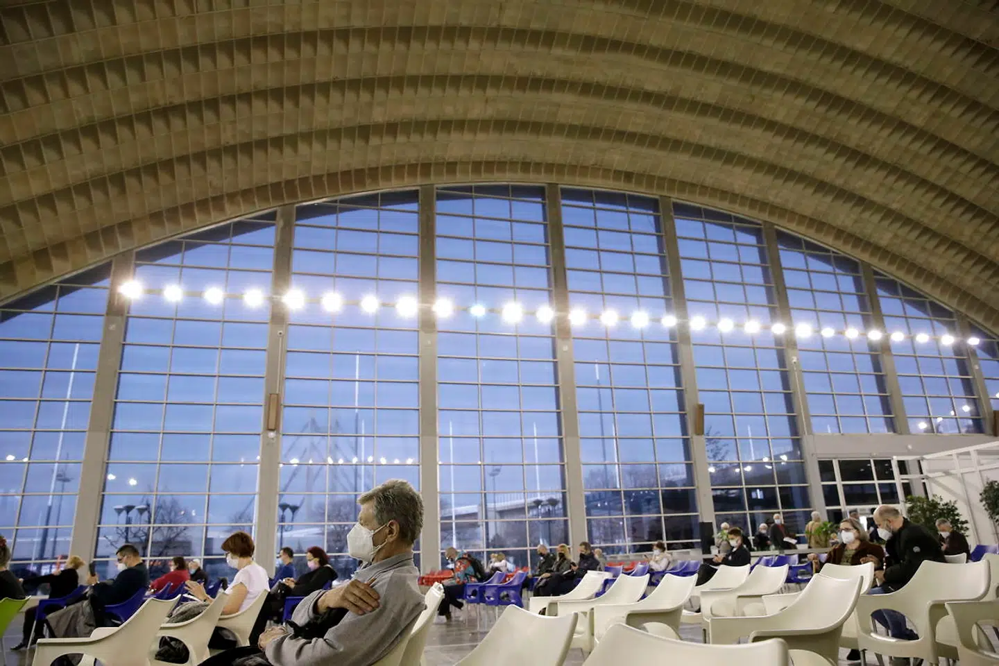 Borgere i et vaccinationscenter i hovedstadne Beograd.