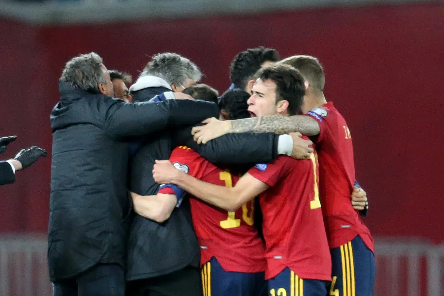 Spaniens spillere jubler efter vindermålet i tillægstiden. Irakli Gedenidze/Reuters