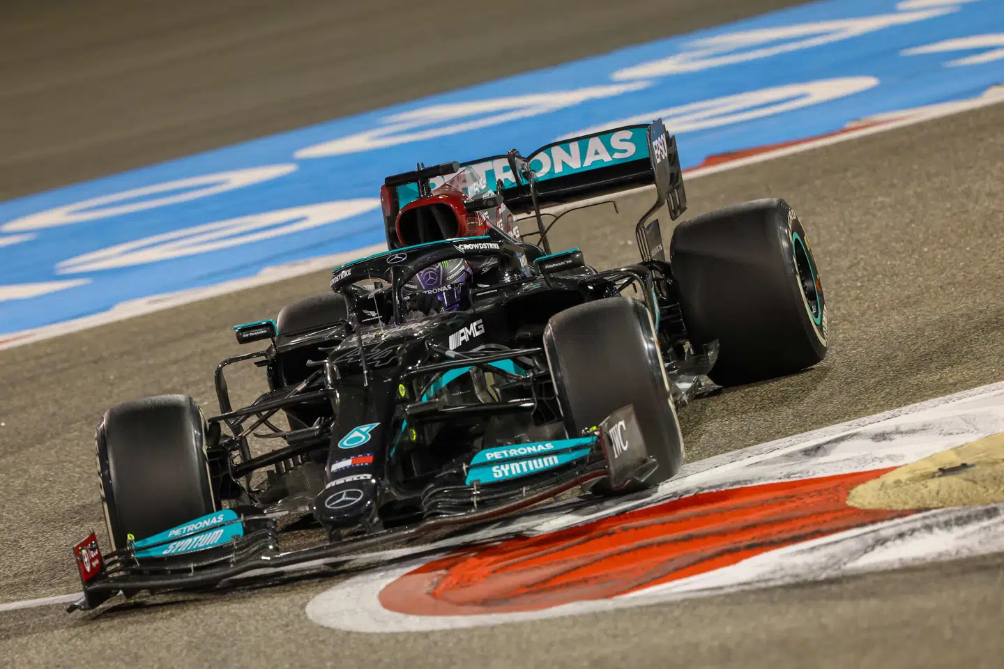 Lewis Hamilton havde Max Verstappen lige i nakken, men briten endte med at vinde sæsonens første Formel 1-grandprix. Giuseppe Cacace/Ritzau Scanpix