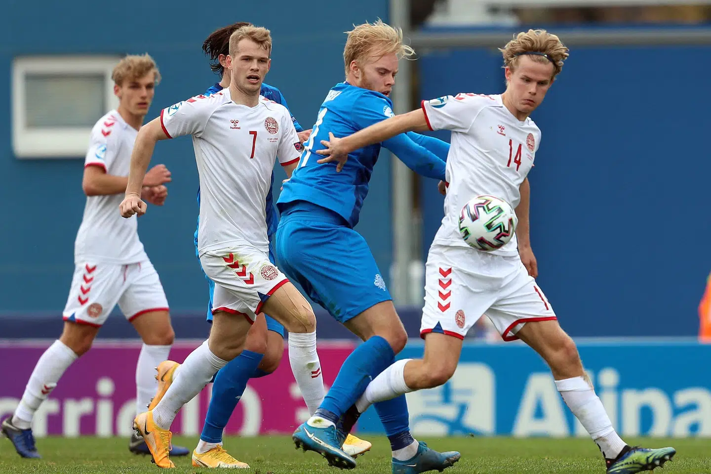 Morten Hjulmand (til højre) blev noteret for en assist på Danmarks 1-0-scoring mod Island. Ferenc Isza/Ritzau Scanpix