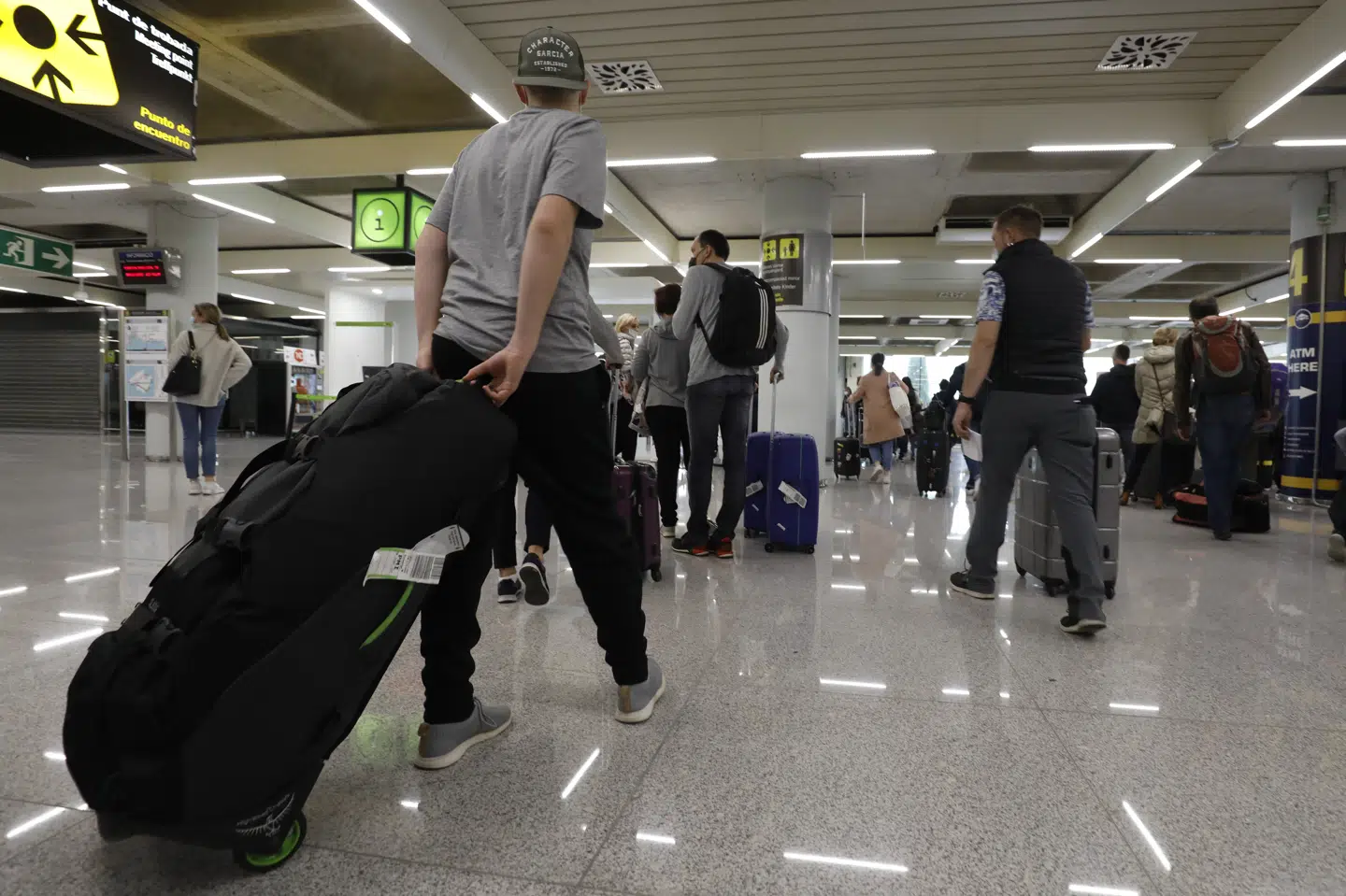 Turister i lufthavnen på Mallorca. Lørdag lettede 60 fly med kurs mod den spanske ferieøs hovedstad, Palma, fra Tyskland. Søndag var 70 flyvninger fra Tyskland med samme destination planlagt Clara Margais/Ritzau Scanpix