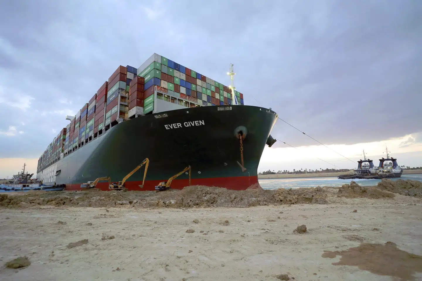 Siden tirsdag har det store containerskib Ever Given siddet fast i Suez-kanalen. -/Ritzau Scanpix