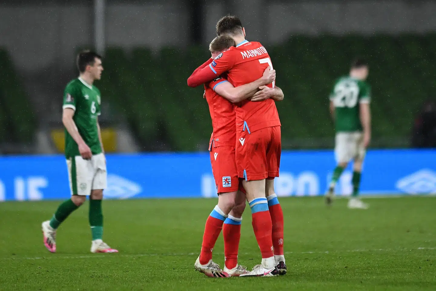 Luxembourgs spillere fejrer sejren over en flok slukørede irere. Clodagh Kilcoyne/Reuters