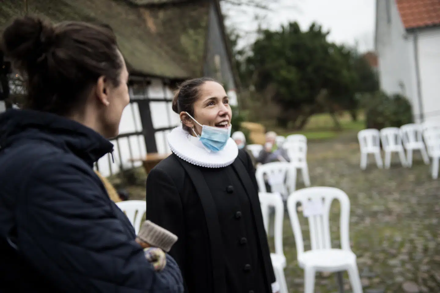 Også til jul blev der enkelte steder rundt i landet afholdt udendørs gudstjenester. Sognepræst ved Tved Kirke Rebecca Maria Aagaard-Poulsen afholdt her gudstjeneste fra Præstegården foran kirken. Påskesøndag rykker hun igen udendørs, denne gang afholdes gudstjenesten fra en have ved kirken. (Arkivfoto) Tim Kildeborg Jensen/Ritzau Scanpix