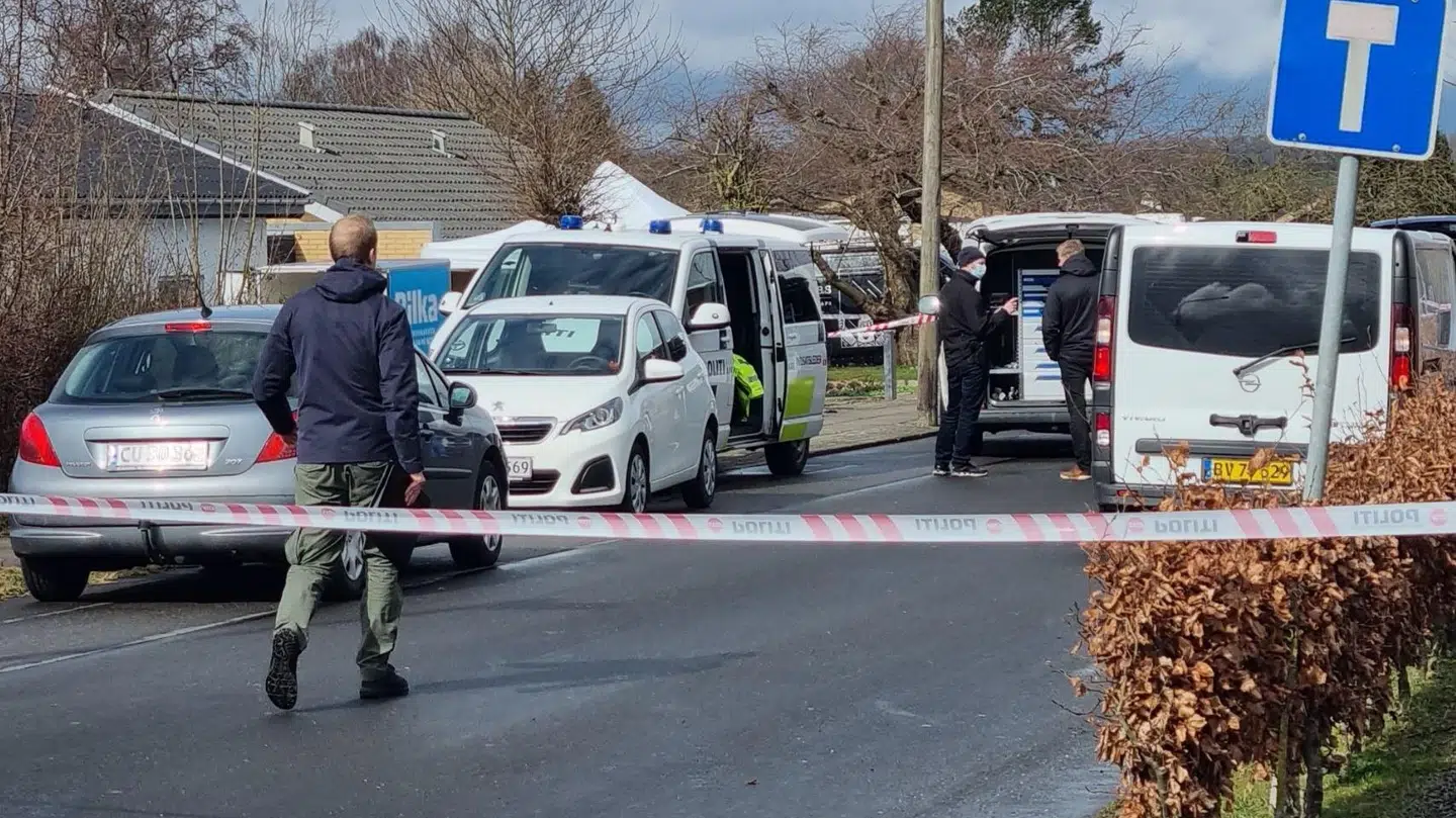 Politi til stede ved gerningsstedet lørdag morgen