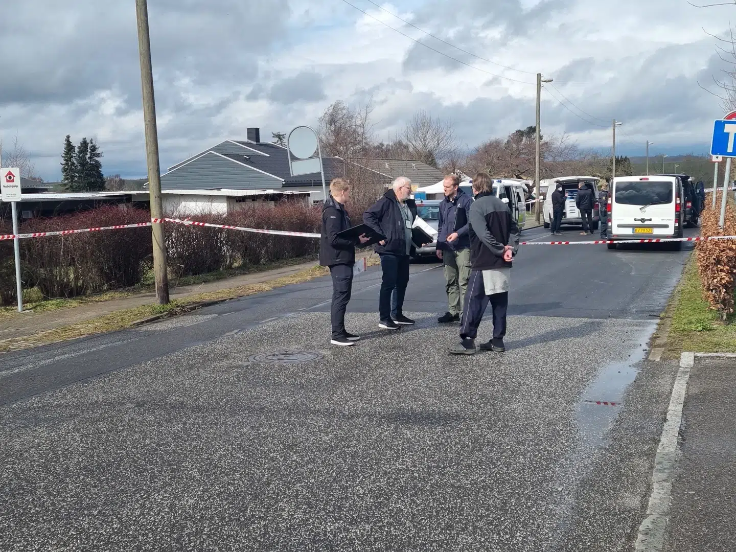 Politi og efterforskningshold på adressen i Horsens, efter en 61-årig mand har skudt og dræbt sin ekskone