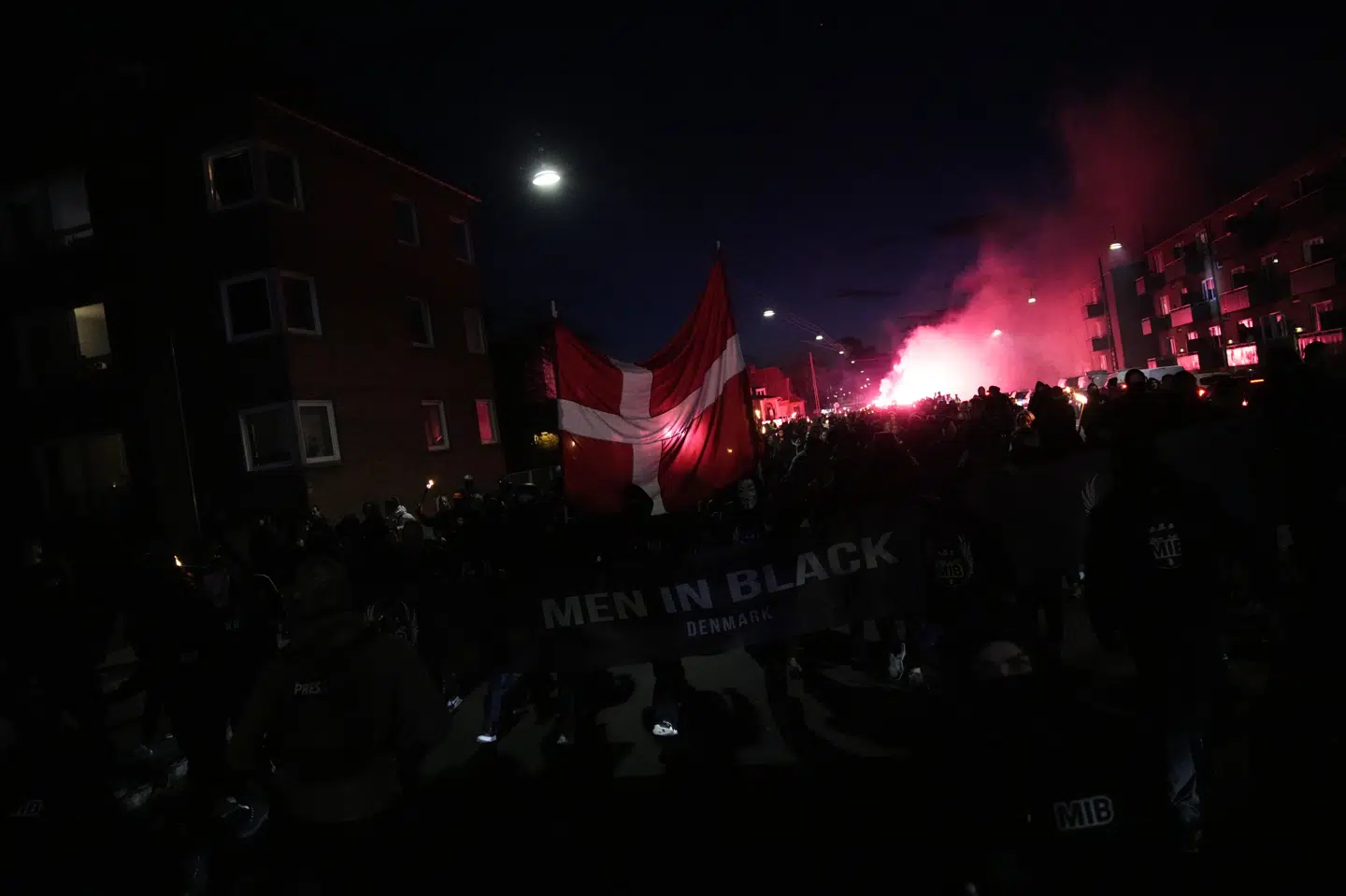 Protestbevægelsen Men In Black demonstrerer imod den paragraf, der i straffeloven gør det muligt at forhøje straffe til det dobbelte i forbindelse med corona. Martin Sylvest/Ritzau Scanpix
