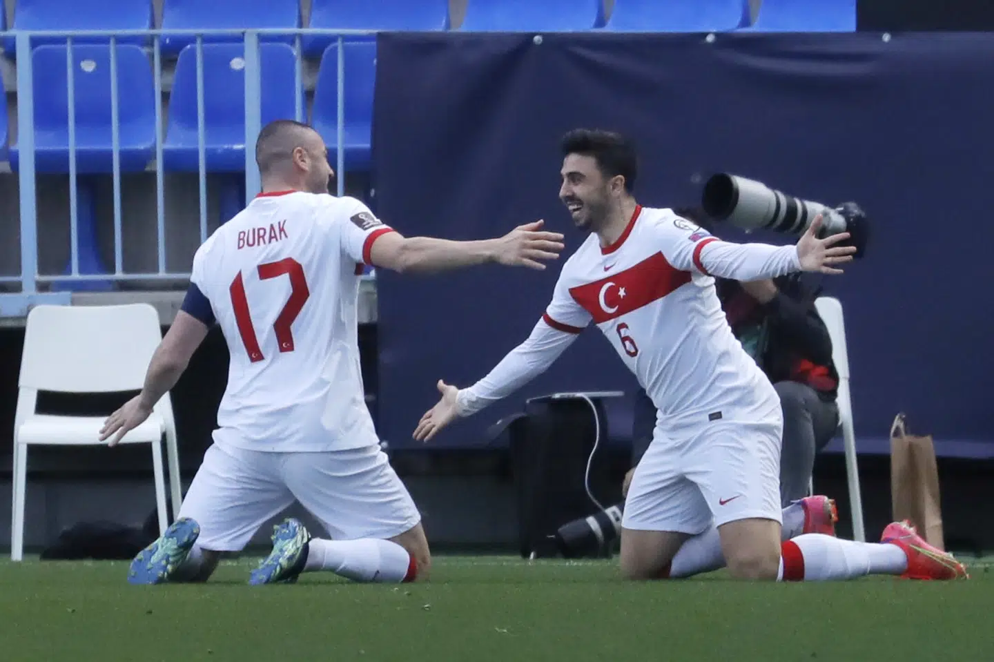 Tyrkiske Ozan Tufan (til højre) fejrer sit 1-0-mål mod Norge sammen med holdkammeraten Burak Yilmaz. Jon Nazca/Reuters