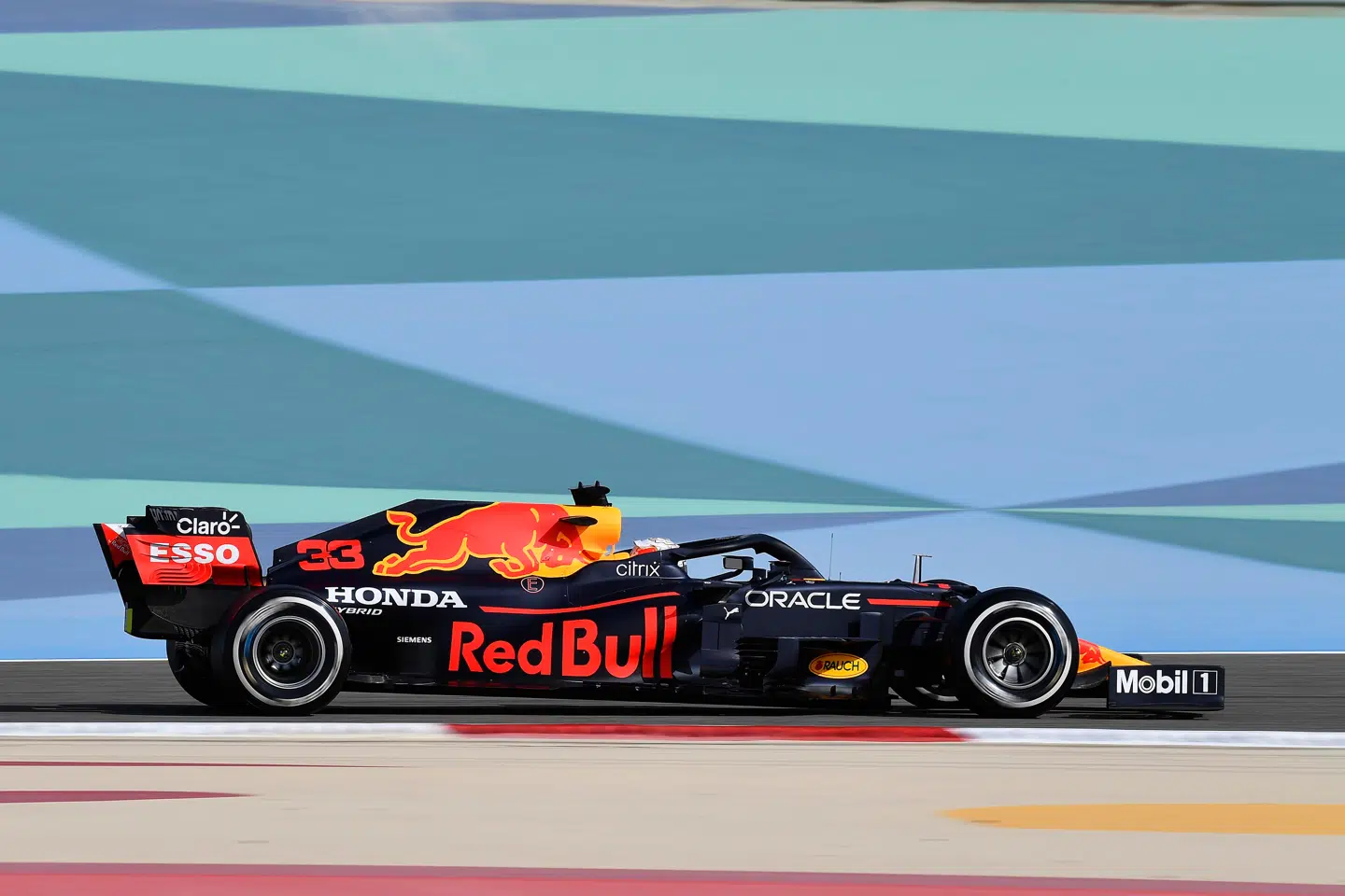 Max Verstappen har indtil nu været totalt dominerende i Bahrain.
