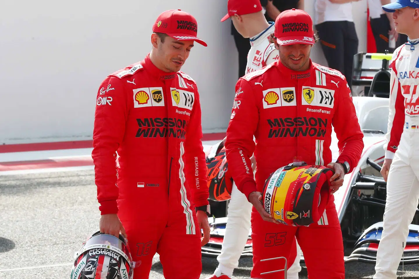 Charles Leclerc (t.v.) og Carlos Sainz Jr vil profitere af en forbedret Ferrari-motor.