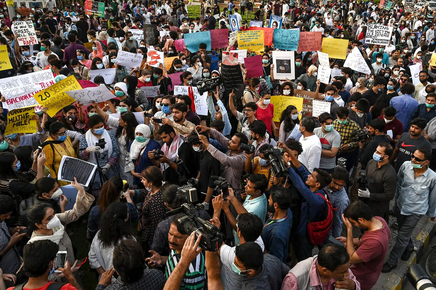 Retssagen mod de to mænd har været tæt fulgt på tv i Pakistan, og den har udløst massive protester.