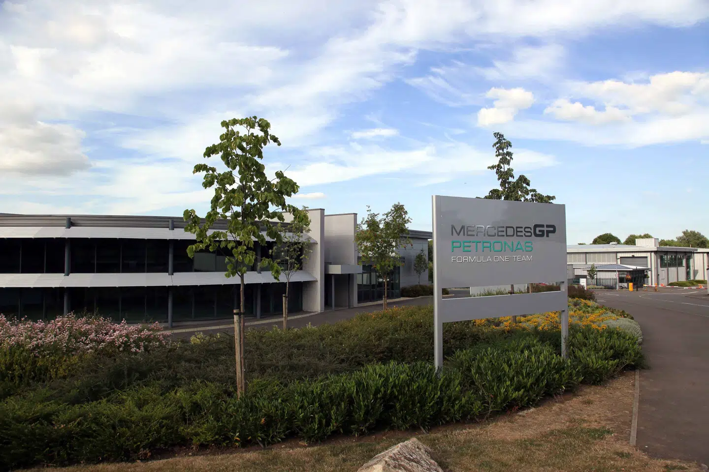 Mercedes' Formel 1-fabrik i Brackley i England vil reducere CO2-udledningen med 50 procent.