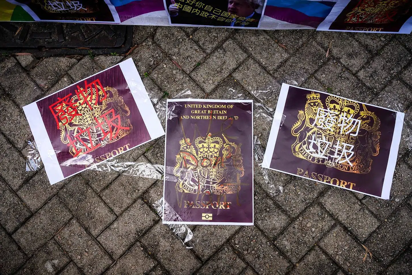 Fotokopier af ugyldige British National Overseas pas, der er blevet smidt på jorden af prokinesiske demonstranter, foran det britiske konsulat i Hongkong den 1. februar 2021.