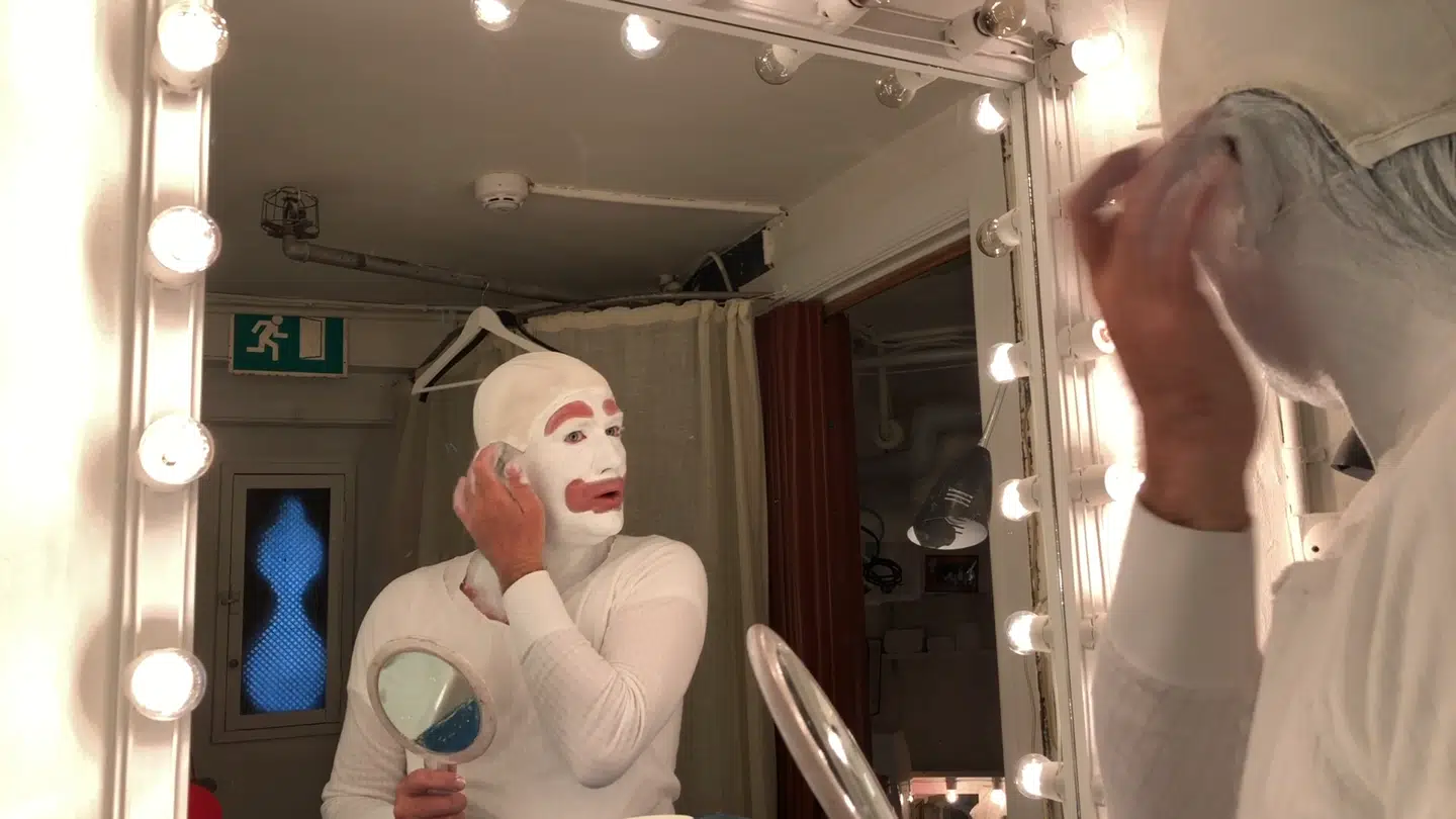Der blev lagt sminke og snakket i baglokalet før det store show.