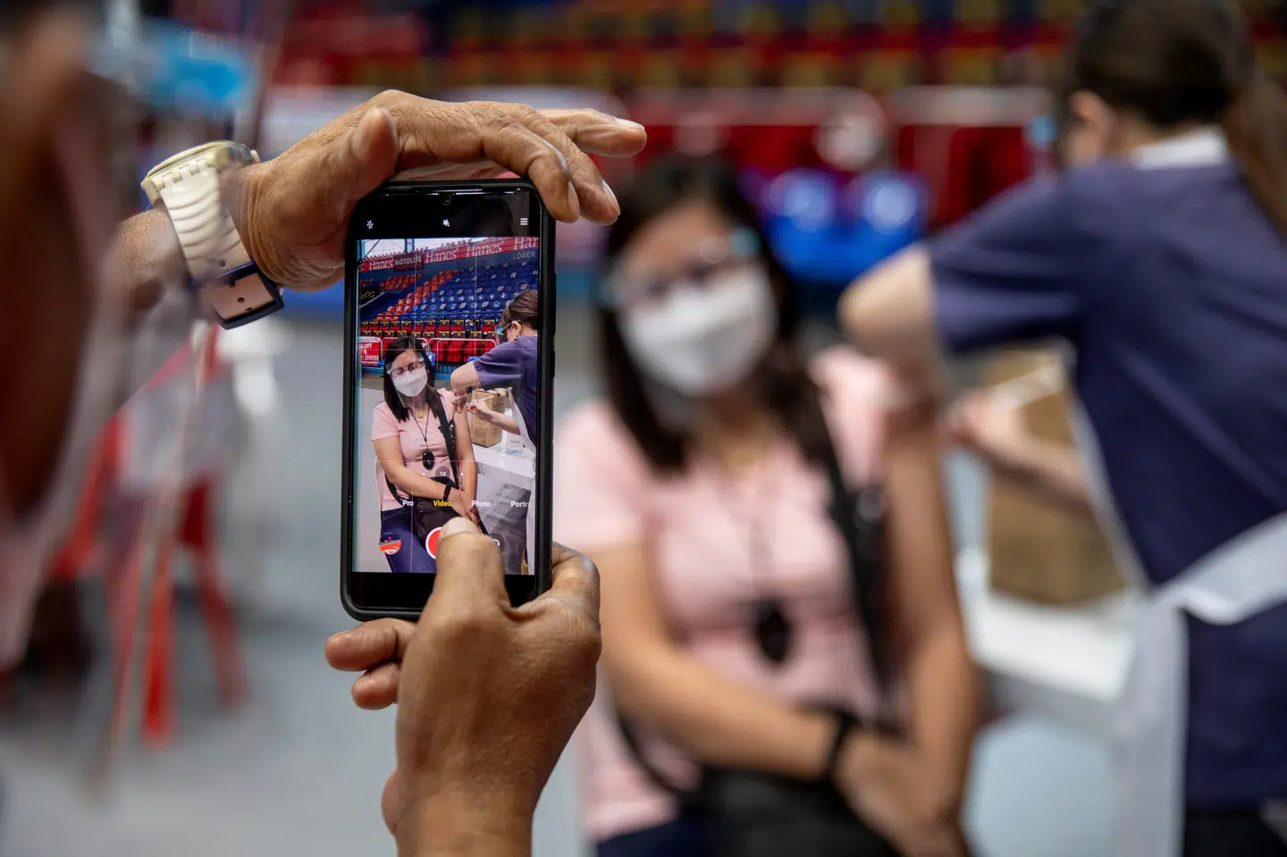 Det er som en krig her, siger en læge, der er konsulent for flere offentlige sundhedscentre. Folk ligger og dør hjemme, fordi ingen vil tage imod dem på hospitalerne, selv om de har penge og er parate til at betale, siger lægen, der ønsker at være anonym. Eloisa Lopez/Reuters