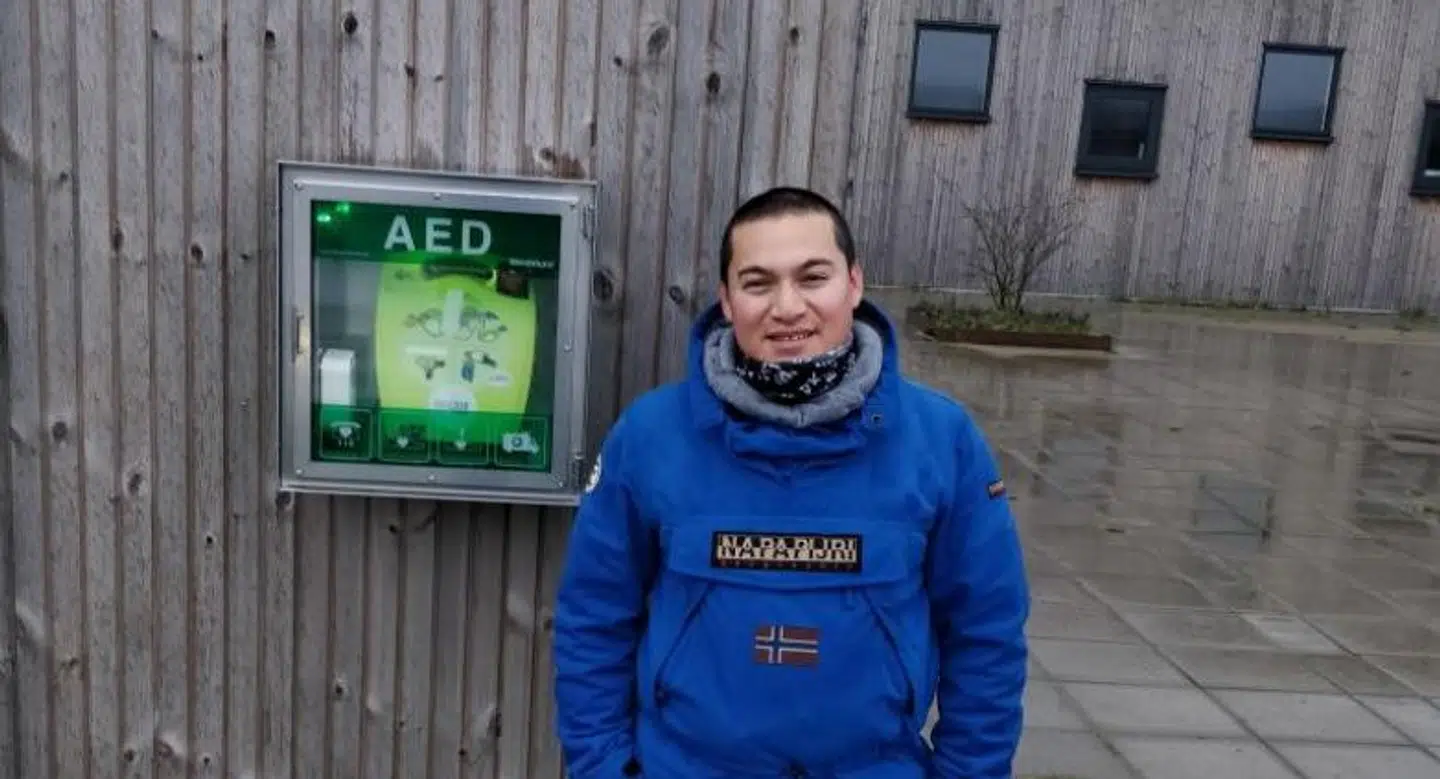 Andreas Uni Kjeldgaard-Man ved siden af hjertestarteren i kvarteret.