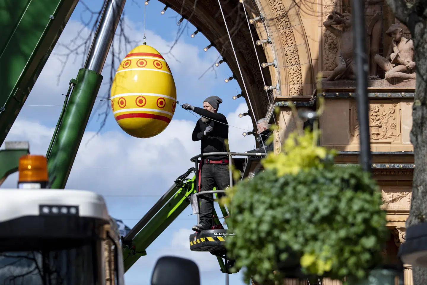 Lørdag åbner Tivoli i København samt Legoland ved Billund. For at komme ind skal man kunne fremvise en negativ coronatest, der er maksimalt tre døgn gammel. I Tivoli skal man desuden reservere plads, inden man kommer. 50090 Johan Nilsson/Tt/Ritzau Scanpix