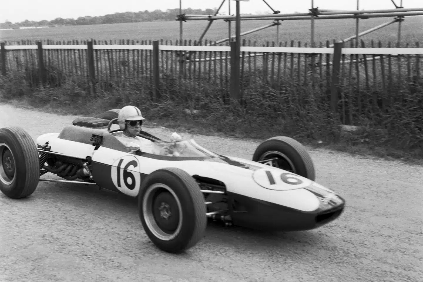Da Ian Burgess, her i det britiske grandprix 1963, blev taget med heroin for 15 millioner kroner, forsvarede han sig med en fantasifuld forklaring om, at heroinen var hans betaling for et samarbejde med den britiske efterretningstjeneste.
