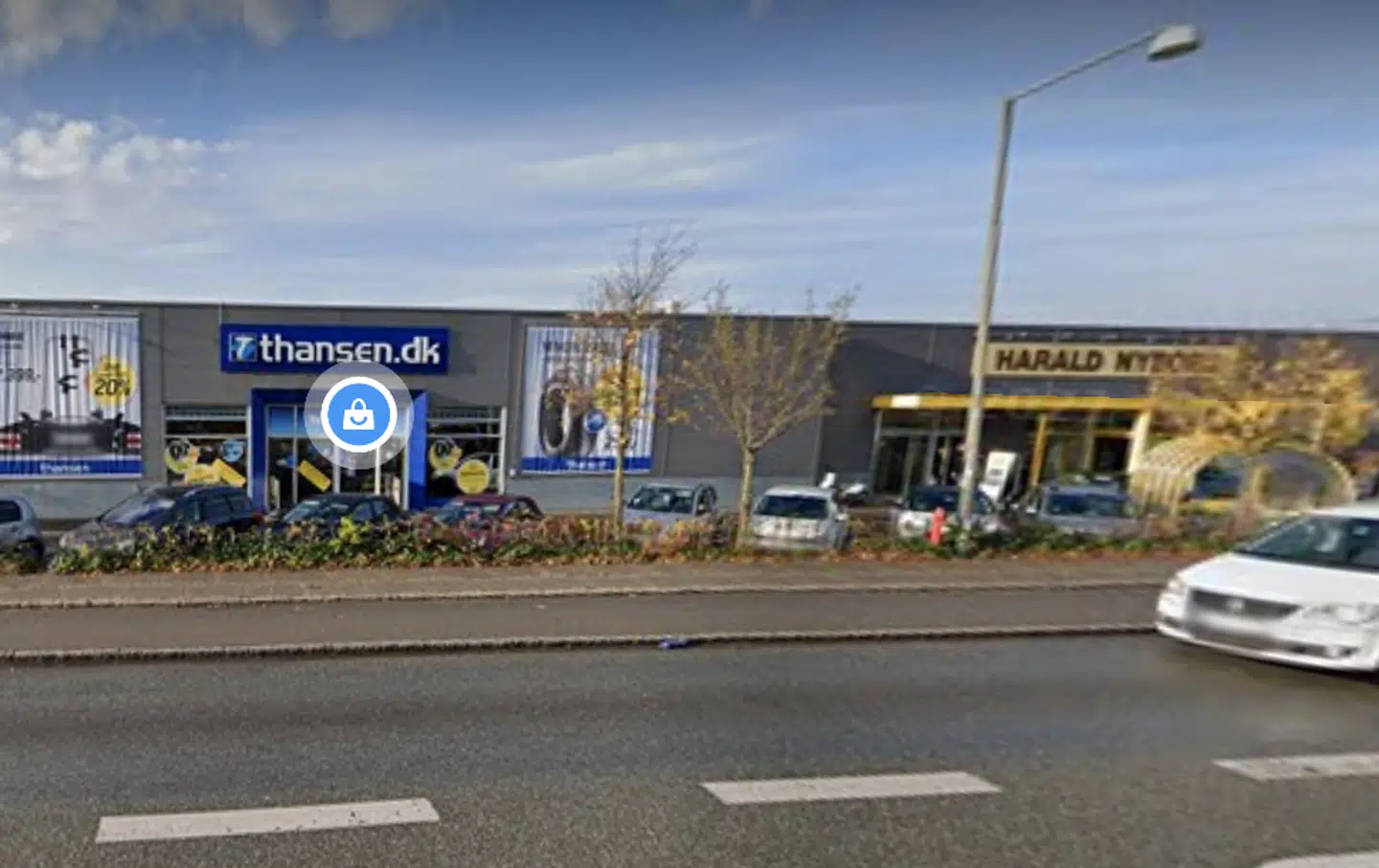 Det var her på parkeringspladsen i Søborg nord for København, at det ældre ægtepar ifølge tiltalen slog og truede den yngre kvinde.