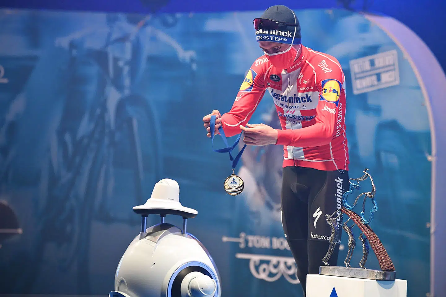 Kasper Asgreen modtager medaljen fra robotten i E3 Harelbeke.