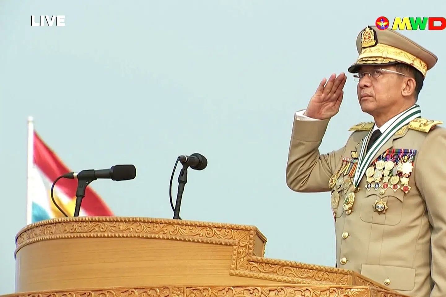 Lederen af militærkuppet i Myanmar, Min Aung Hlaing, holder lørdag tale efter en militærparade i hovedstaden Naypytaw. Handout/Ritzau Scanpix