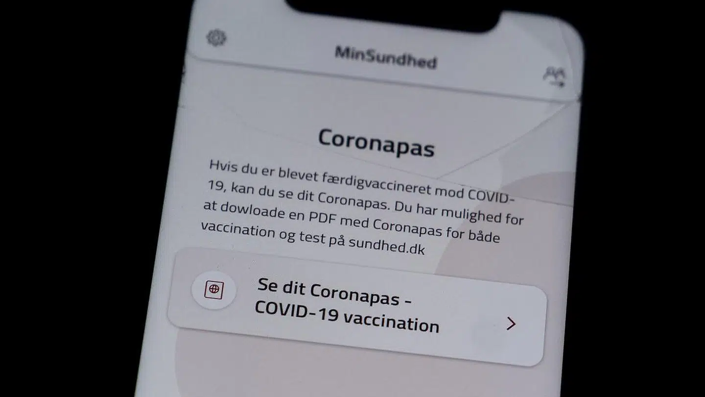 Coronapas er indtil videre kun for folk med NemId. Borgere uden NemId - typisk ældre - kan ganske enkelt ikke dokumentere, at de er vaccinerede endnu. Der arbejdes på en løsning, men det vides ikke hvornår den kommer.