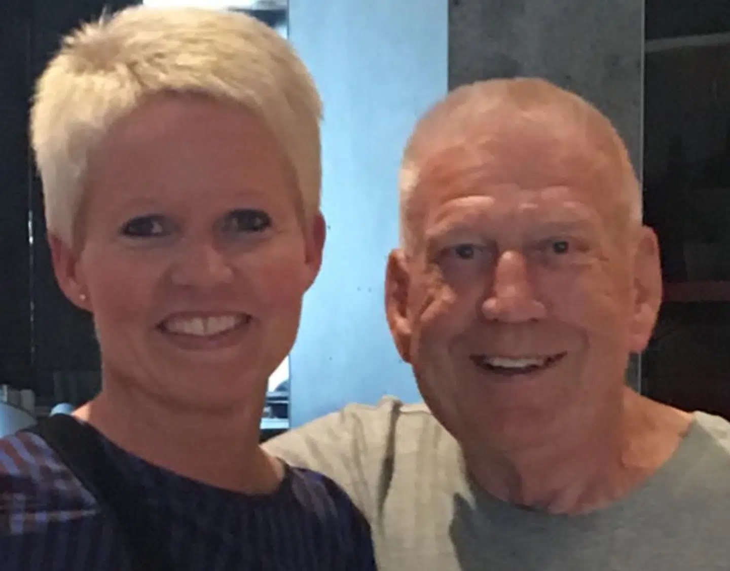 Birgittes 86-årige onkel har ikke umiddelbart mulighed for at komme til frisøren, når samfundet åbner, selvom han ellers er dobbeltvaccineret. Han har nemlig ikke noget NemId og der er endnu ikke udviklet en løsning på, hvordan man så skaffer sig et coronapas. Her er han fotograferet med Birgitte, da de var i Berlin for år tilbage.