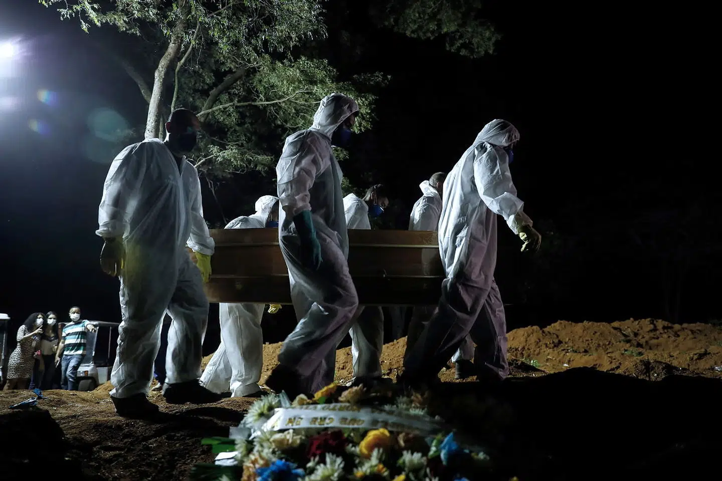 Begravelser om natten er blevet hverdag i Brasilien, mens antallet af dødsfald efter infektion af coronavirus er stigende.