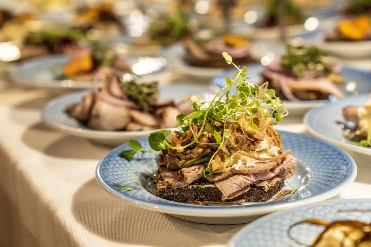 Brancheorganisationen Danmarks Restauranter og Cafeer har søsat et initiativ med et landsdækkende gavekort til spise- og drikkeoplevelser, som virksomheder kan købe til deres medarbejdere. Det skal både hjælpe restaurationsbranchen og være et skulderklap til de ansatte. (Arkivfoto) Søren Bidstrup/Ritzau Scanpix