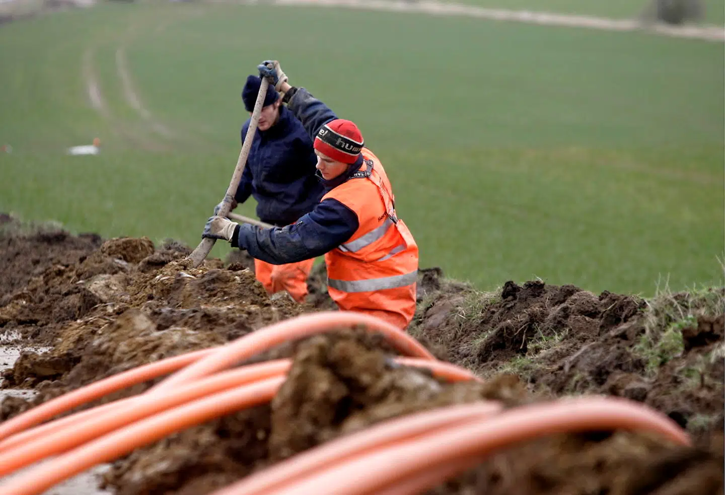 (ARKIV) Nedgravning af bredbåndskabler ved Tørringhuse ved Ringkøbing fotograferet den 19. april 2006. Regeringen vil ikke længere betale for, at borgere og virksomheder i provinsen kan få adgang til bedre internet. Vi får digitalt a- og b-hold, lyder kritikken. Det skriver Ritzau, onsdag den 2. oktober 2019.. (Foto: Johan Gadegaard/Ritzau Scanpix)