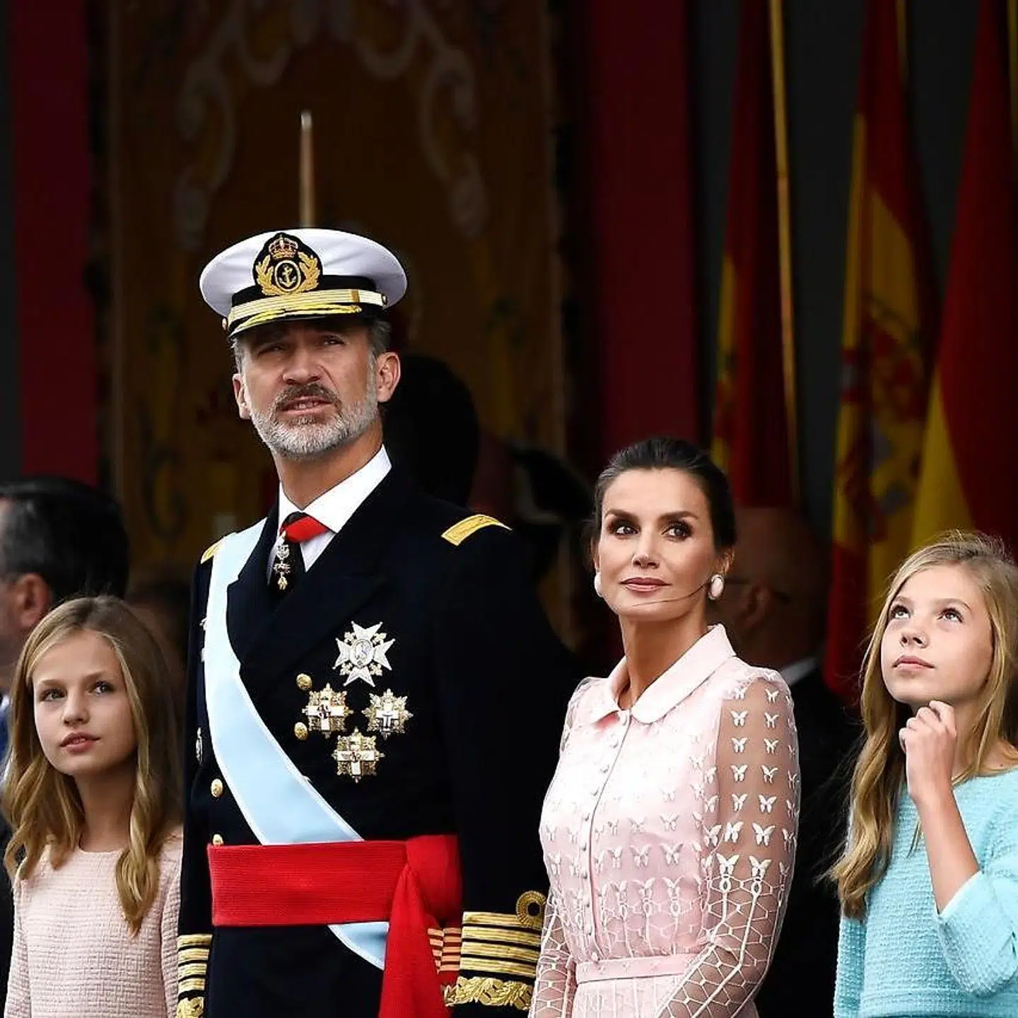 Kong Felipe fotograferet med familien: Dronning Letizi, prinsesse Leonor og prinsesse Sofia.