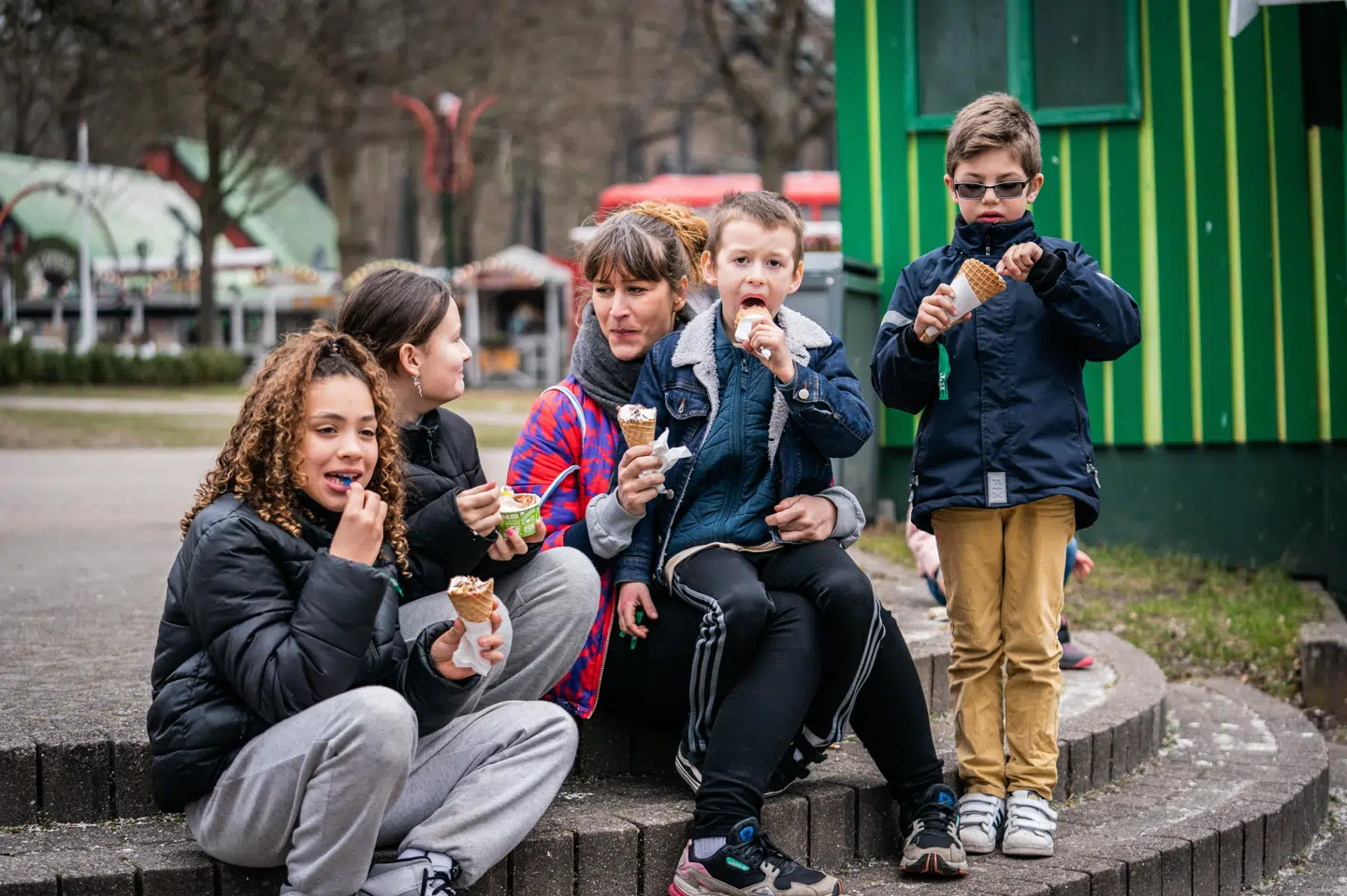 På Bakken kan man få is i lange baner og så mange ture i forlystelser, som man vil - i hvert fald dem, der kører udendørs - efter Bakken har slået portene op for gæster fredag. (Arkivfoto). Emil Helms/Ritzau Scanpix