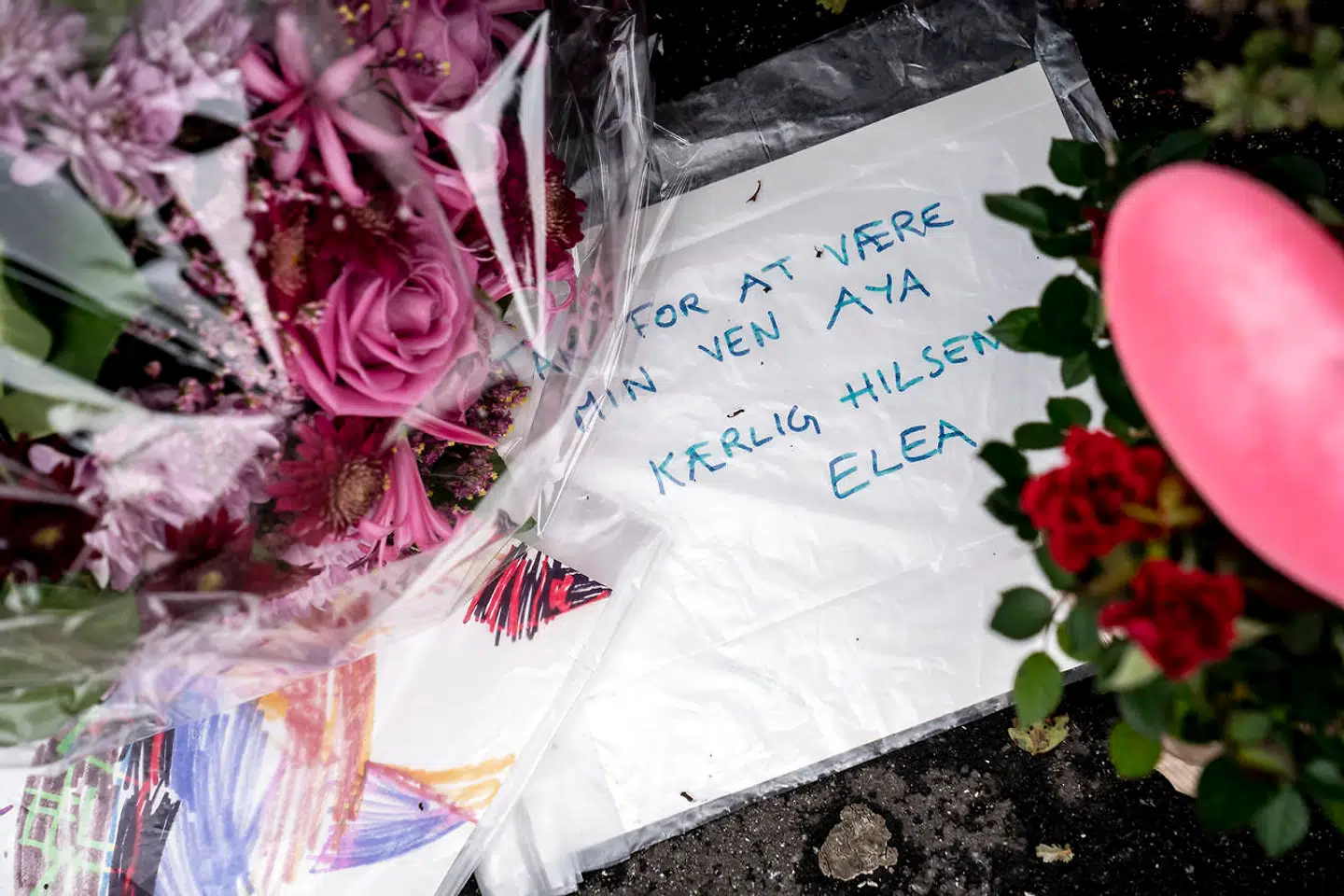 Folk lægger blomster og mindes den femårige pige, der mistede livet efter at være blevet ramt af en mandlig flugtbilist. Gerningsstedet bliver besøgt på Peter Bangs Vej på Frederiksberg torsdag den 29. oktober 2020.. (Foto: Mads Claus Rasmussen/Ritzau Scanpix)