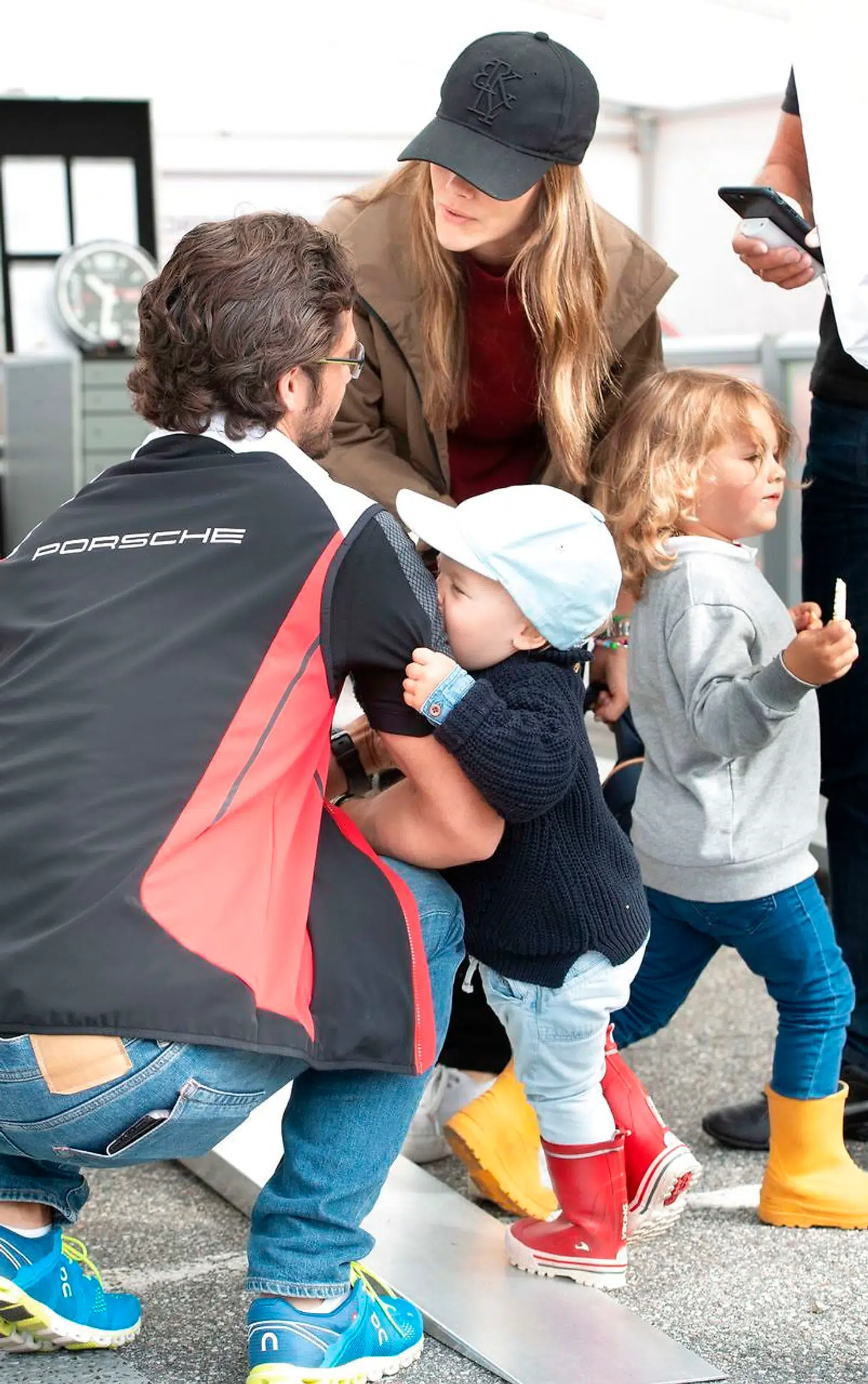 Her prinsesse Sofia og prins Carl Philip af Sverige sammen med de to ældste sønner.