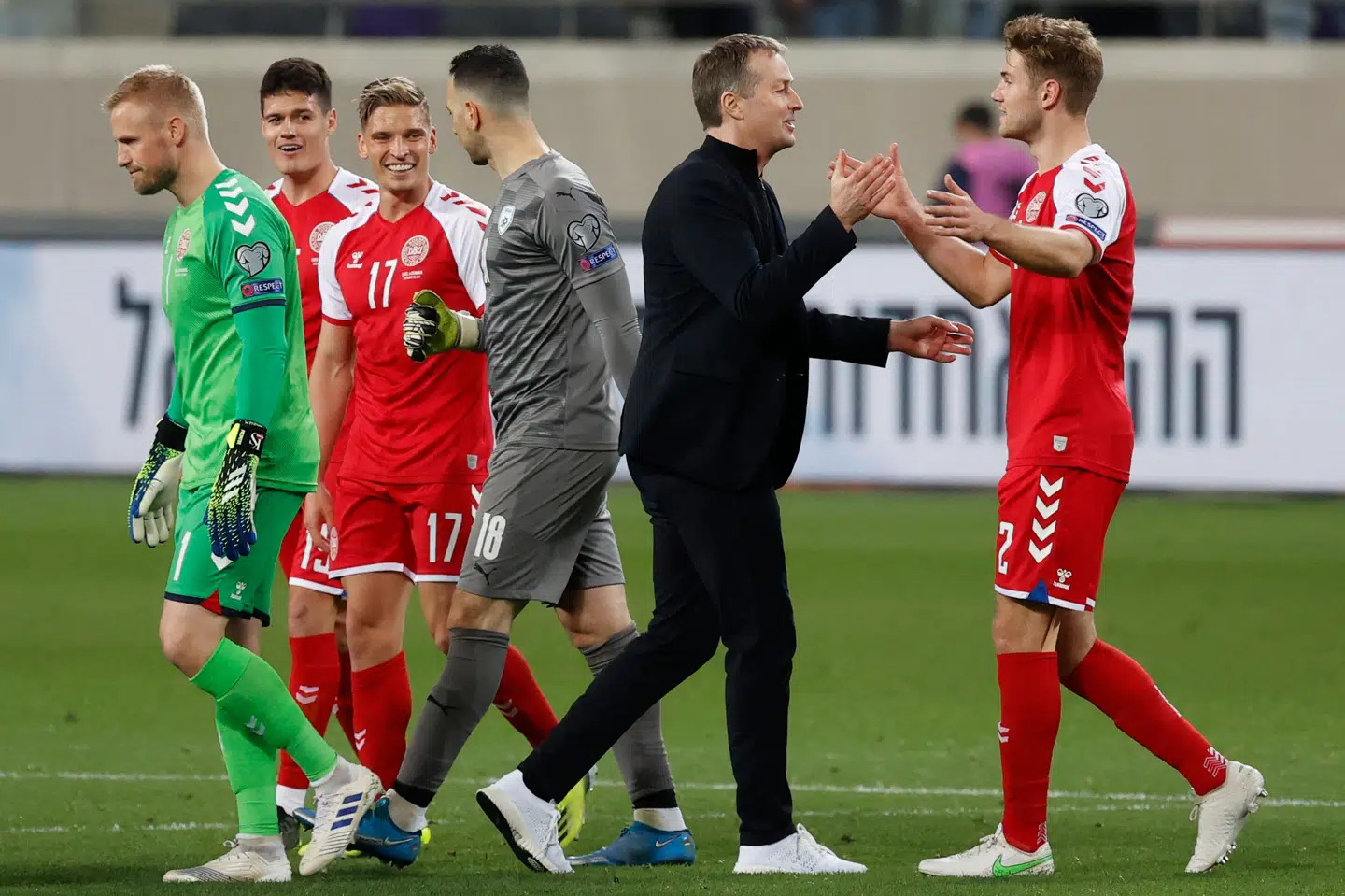 Der var store smil blandt de danske landsholdsspillere efter torsdagens udesejr over Israel. Søndag venter Moldova i Herning. Jack Guez/Ritzau Scanpix