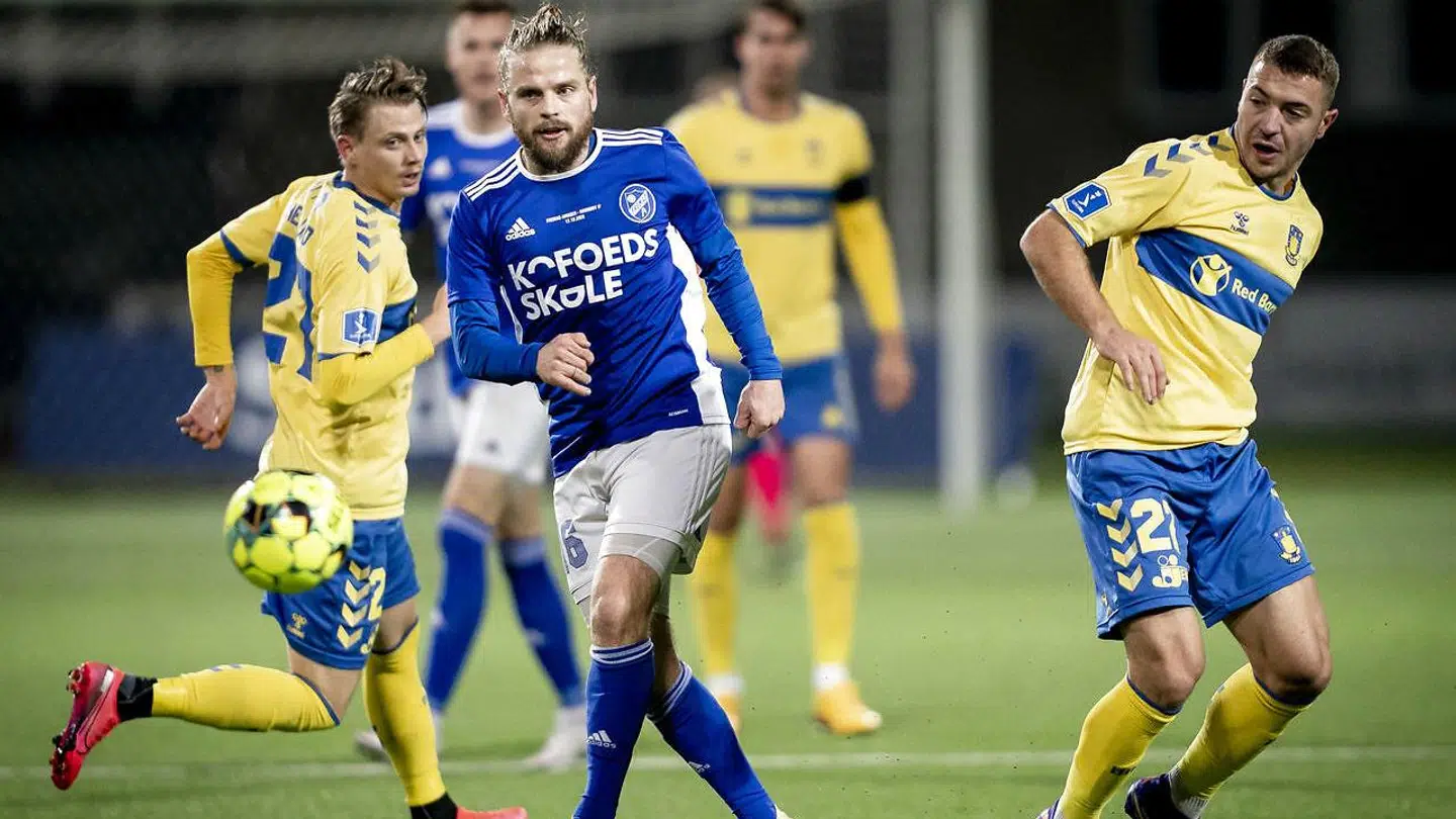 Kasper Fisker i aktion for Fremad Amager mod sin gamle klub Brøndby. Nu har en knæskade sat en stopper for Fiskers karriere.