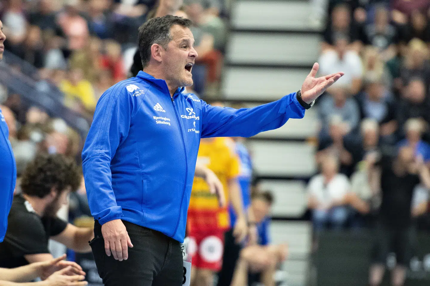 Bjerringbro-Silkeborgs cheftræner Peter Bredsdorff-Larsen er her i aktion på sidelinjen. Hans hold er blevet taberdømt i tre kampe i ligaen, efter at stregspilleren Sasser Valde Helveg Sonn ikke var registreret som Bjerringbro-Silkeborg-spiller. (Arkivfoto). Henning Bagger/Ritzau Scanpix