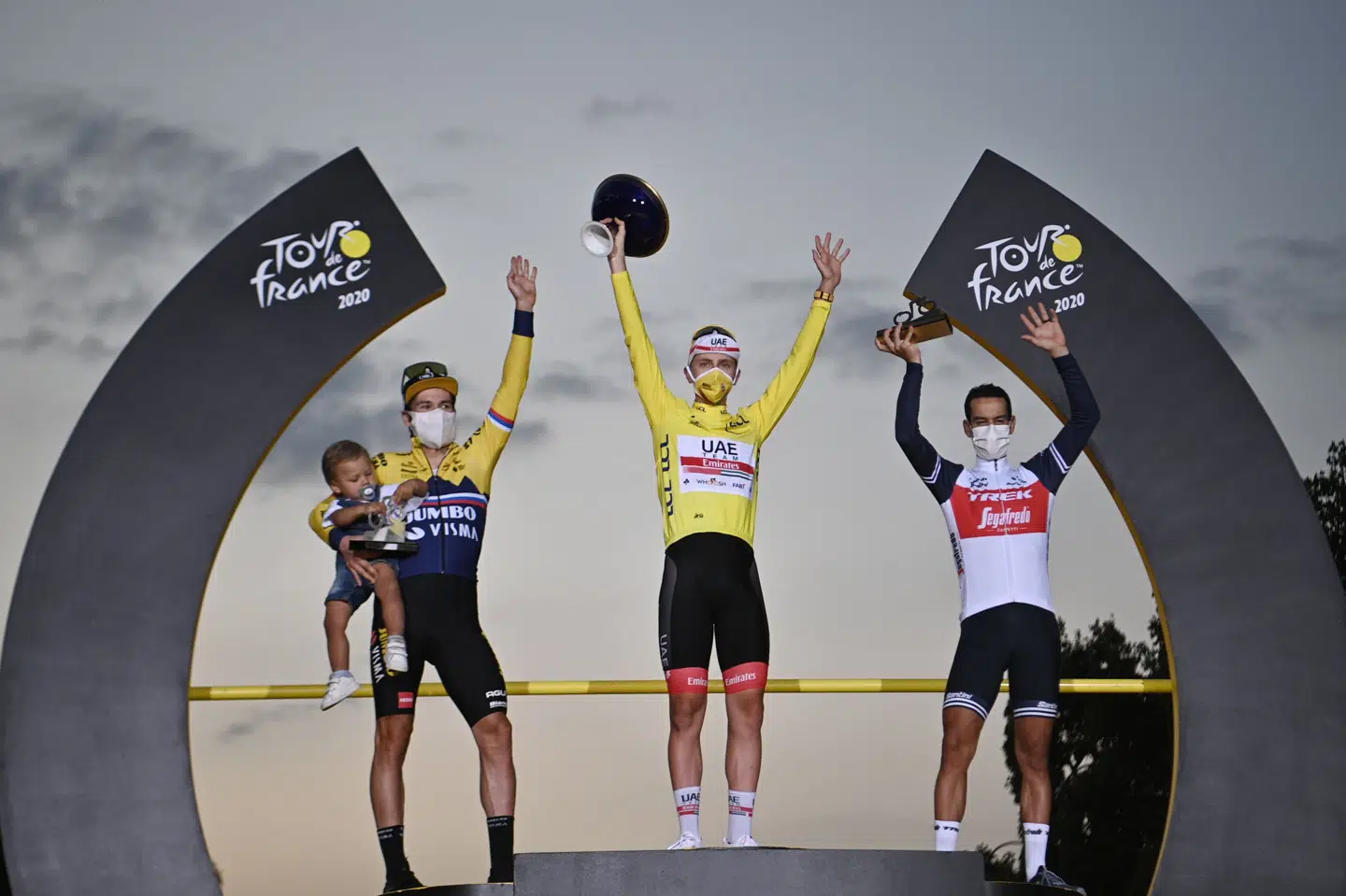Sådan så Tour-podiet ud i Paris sidste år, da sloveneren Tadej Pogacar (i gult) sejrede foran landsmanden Primoz Roglic (tv.) og den australske veteran Richie Porte (th.). Anne-Christine Poujoulat/Ritzau Scanpix