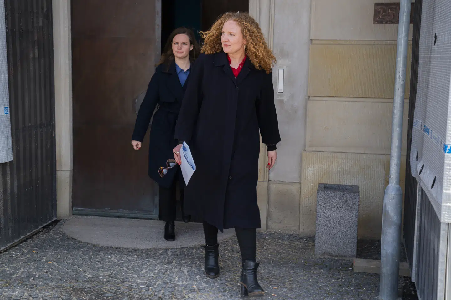 Mai Villadsen og Rosa Lund (EL) forlader den fortrolige orientering. Justitsminister Nick Hækkerup har indkaldt Folketingets partiledere til orientering i Eigtveds Pakhus fredag den 26. marts 2021. Ifølge flere medier handler orienteringen om de danske børn i fangelejre i Syrien. Martin Sylvest/Ritzau Scanpix